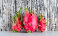 fruta-dragon-mesa-blanca-madera-vista-lateral